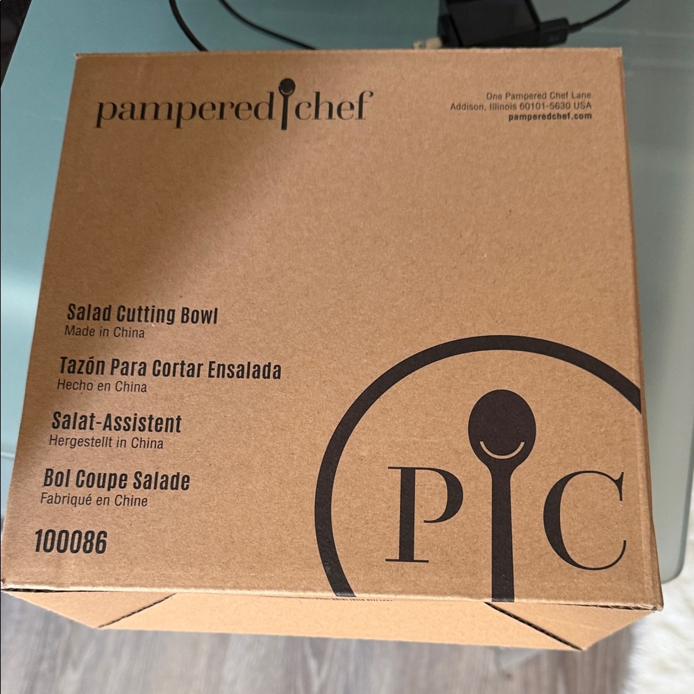 Pampered Chef  Salad Cutting Bowl